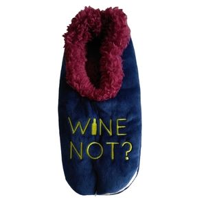 NWOT Snoozies Wine Not Faux Fur Lined Grip Bottom Soft Slip On Slipper Socks